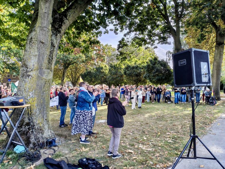 400 Teilnehmer an der Demo „Rees bleibt bunt“